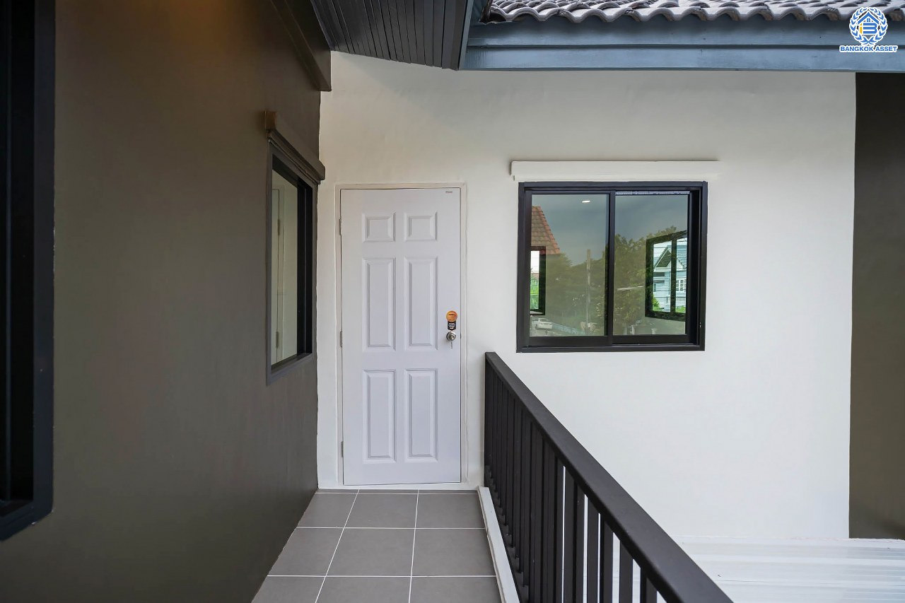 บ้านมือสองตกแต่งใหม่ โครงการ ภัทรไพรเวท3 ชัยพฤกษ์-รัตนาธิเบศร์ หลังมุม ตอบโจทย์ทุกการใช้ชีวิต เนื้อที่ 60 ตร.ว. ฟังก์ชัน 3 ห้องนอน 2 ห้องน้ำ จอดรถได้ 3 คัน ทำเลเดินทางง่าย สะดวกสบายใกล้รถไฟฟ้าสายสีม่วง "สถานีบางพลู" ทางด่วน "กาญจนาภิเษก" และห้างสรรพสินค้าเซ็นทรัลเวสต์เกต